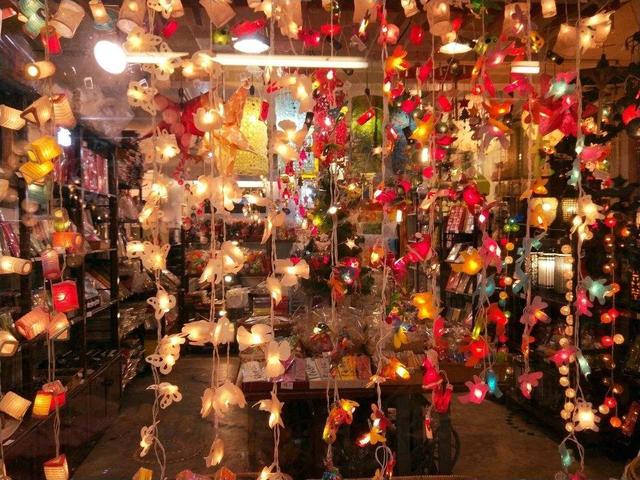 從地?cái)們赫f起，聊聊全球9大夜市——日本居然到凌晨3點(diǎn)！你愛的手工藝品藏在哪里？