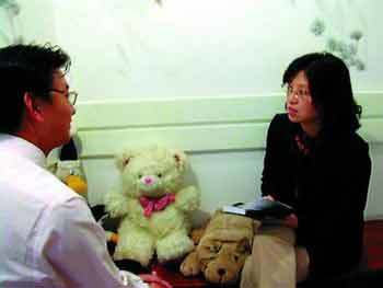 中國(guó)首批職業(yè)心理咨詢(xún)師在上海持證上崗 心理健康服務(wù)新篇章